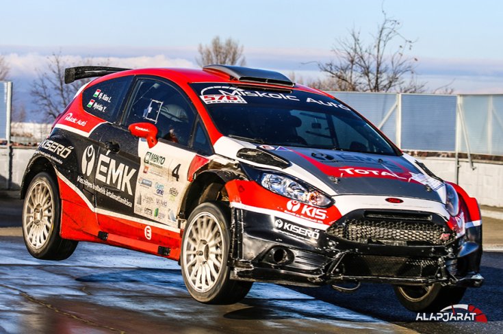 Ford Fiesta R5 az ugratón, szemből fotózva