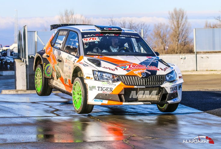 repül a Skoda Fabia R5, elölről fotózva