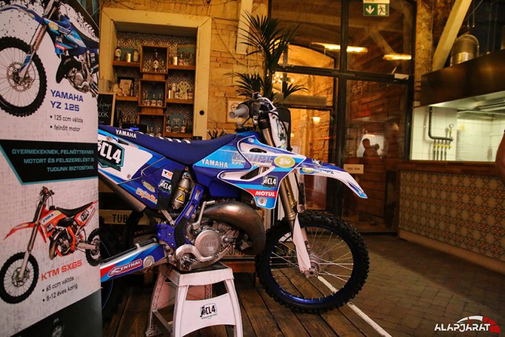 Superenduro motor a sajtótájékoztatón oldalról