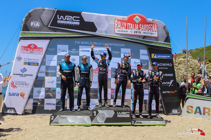 A Szardíniai WRC dobogósai a tengerparton