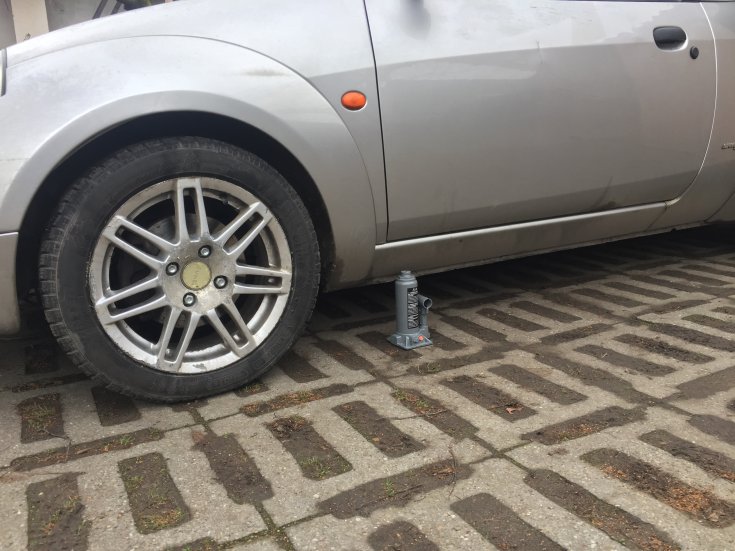 Aldi autóemelő Ford StreetKa mellett