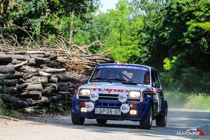 Renault R5 az erdőben