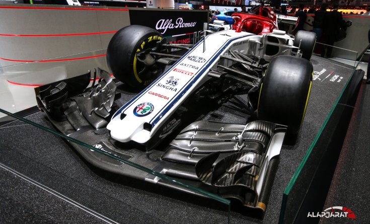 Az F1-es Alfa Romeo szemből