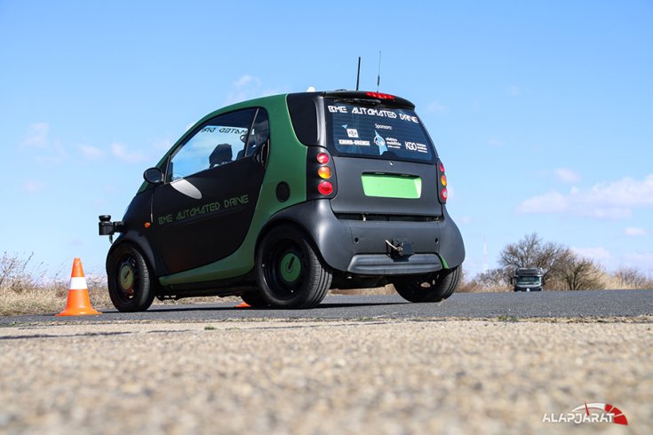 BME önvezető Smartja hátulról