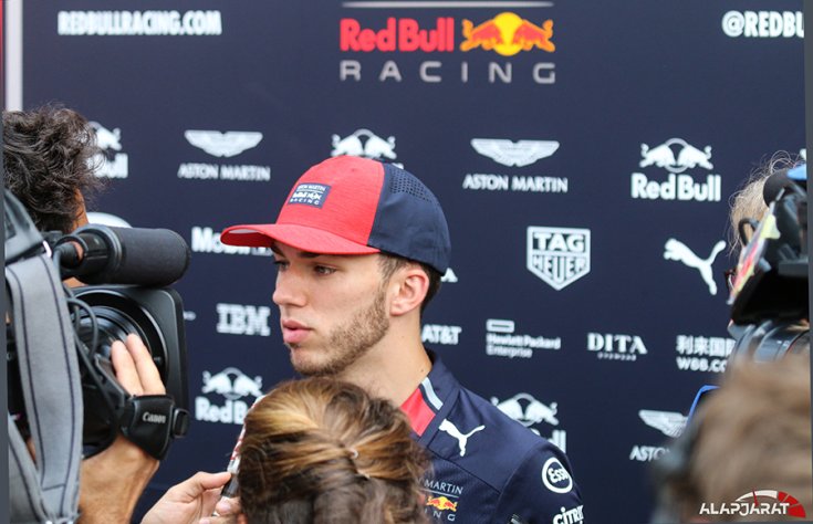 Pierre Gasly válaszol az újságíróknak