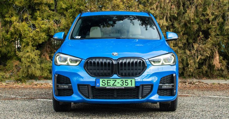 zöld rendszámos BMW X1 szemből