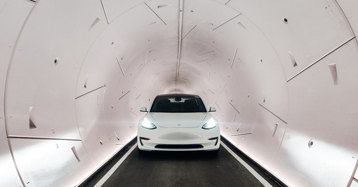 Tesla jármű egy Loop alagútban