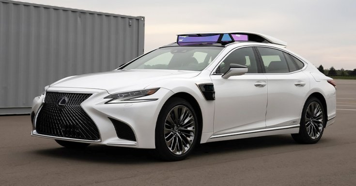 önvezető technológiával szerelt Lexus LS szedán