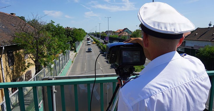 Rendőr traffipax mérése