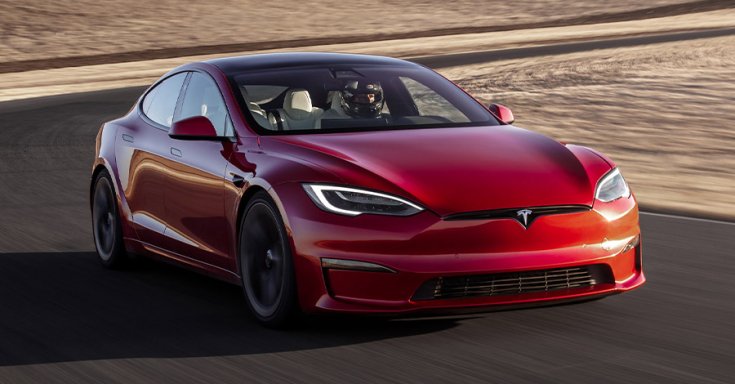 Tesla Model S szemből, menet közben