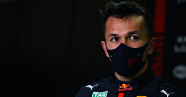 Alex Albon még a Red Bull színeiben egy interjú közben
