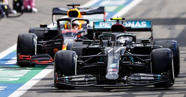 Valtteri Bottas egymás mögött a boxban