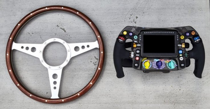 az első és a modernkori F1-es kormányok egymás mellett