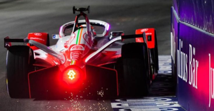 Mahindra Formula E autó verseny közben hátulról