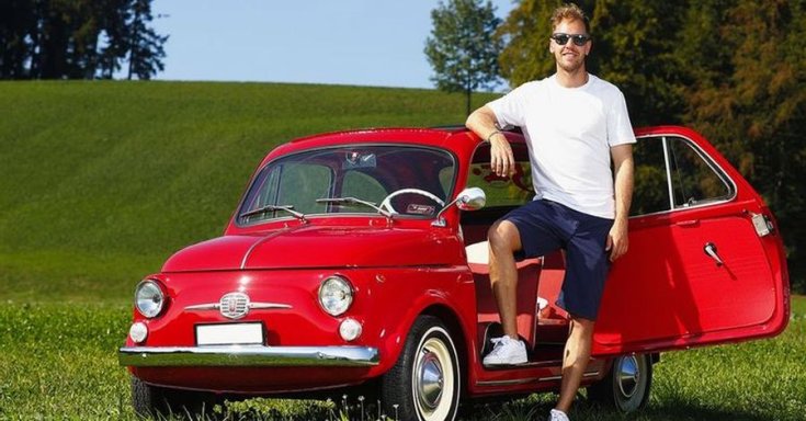 Sebastian Vettel egy Fiat 500-as modellel