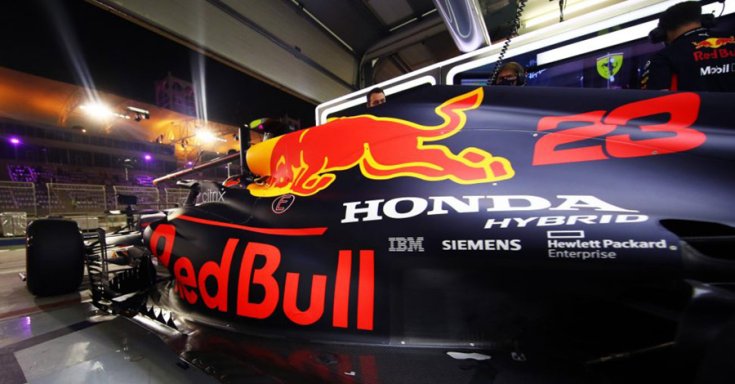 Red Bull Honda autó indul a garázsból, oldalról