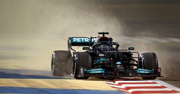 Lewis Hamilton a Mercedesszel a bahreini teszten menet közben