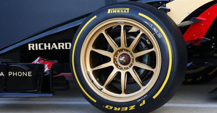 Az új 18 colos Pirelli gumi oldalról