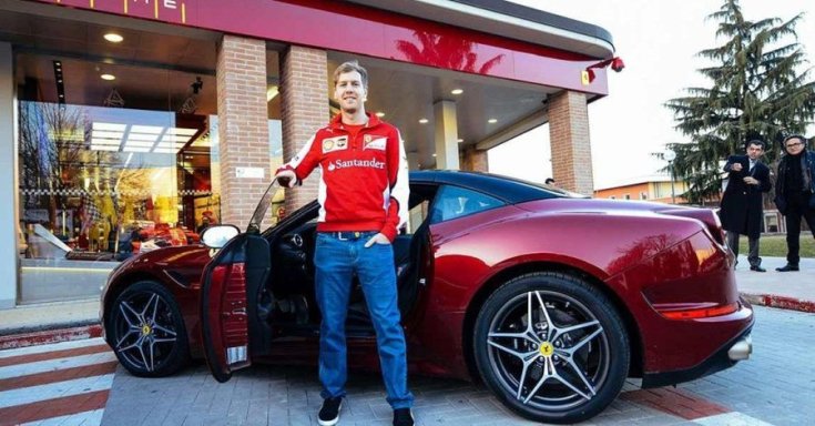 Sebastian Vettel, egy Ferrarival egy olasz kereskedésnél bemutatkozása után