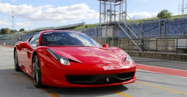 Ferrari a boxutcában elölről