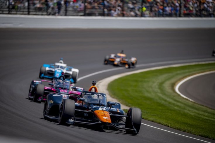 IndyCar versenyautók egymás mögött