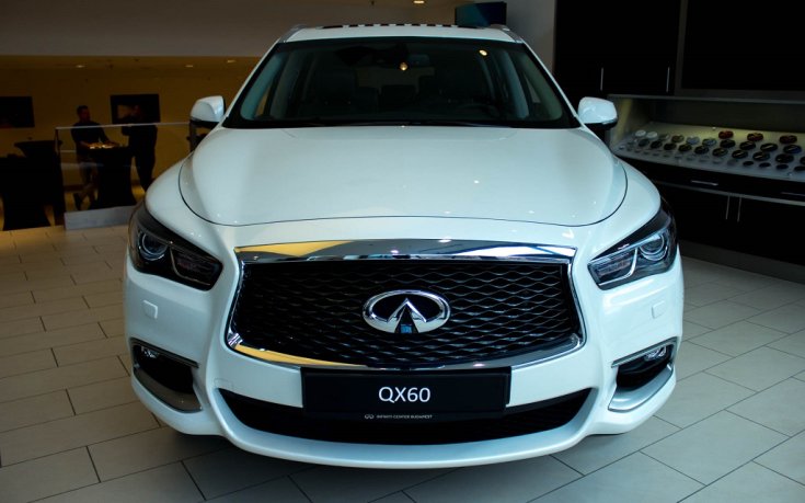 gyöngyházfehér Infiniti QX60 szemből