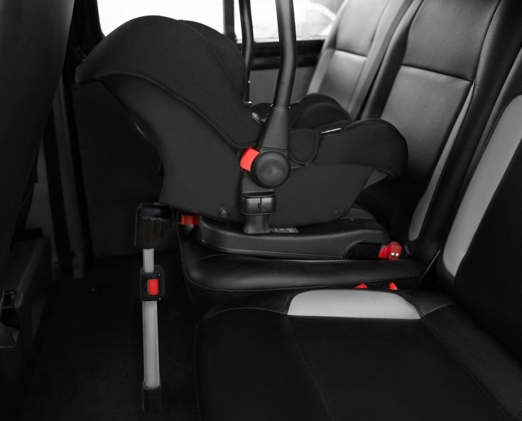 ISOFIX-rendszerű, kiegészítő rögzítő talppal ellátott babaülés egy autóban