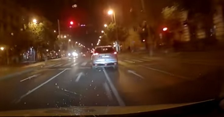 Ittas sofőr hajt át a piroson a rendőrök szeme láttára