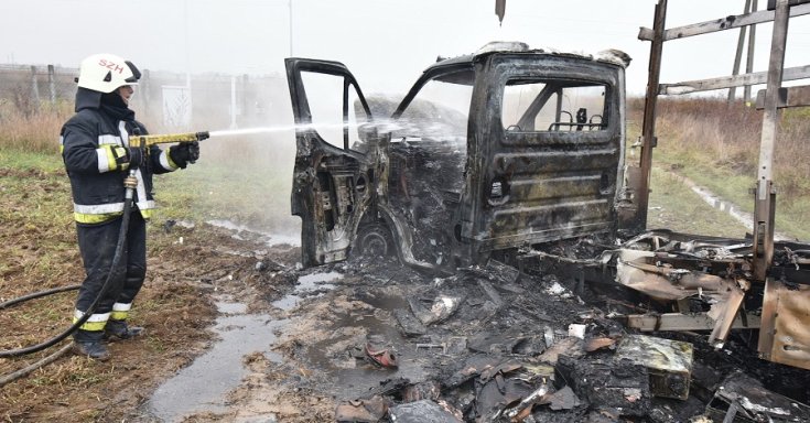 Szénné égett Iveco oldalról