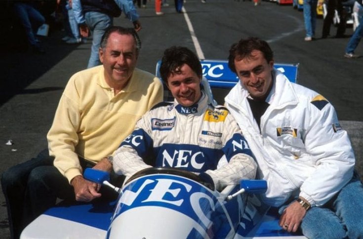 Jack, Gary és David Brabham egy F1-es verseny előtt egy autón.