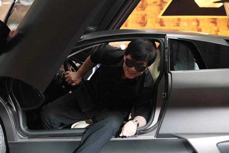 Jackie Chan autóból száll ki