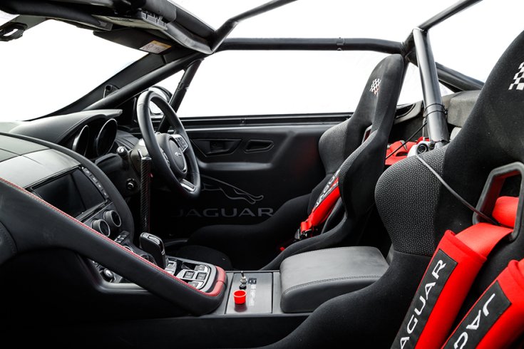 A Jaguar F-Type belseje oldalról fotózva