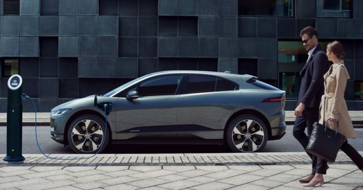 Jaguar e-Pace elektromos autó töltőn