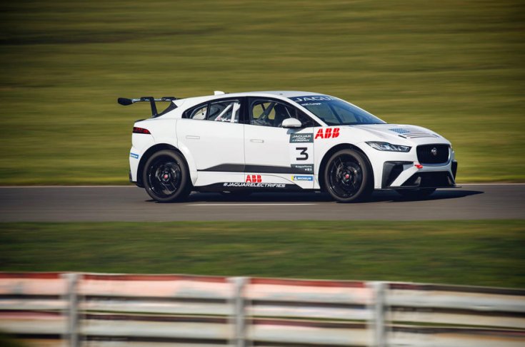 Jaguar I-Pace eTrophy versenyautó oldalról