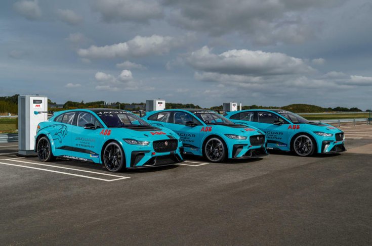 Jaguar I-Pace eTrophy versenyautók sorakoznak