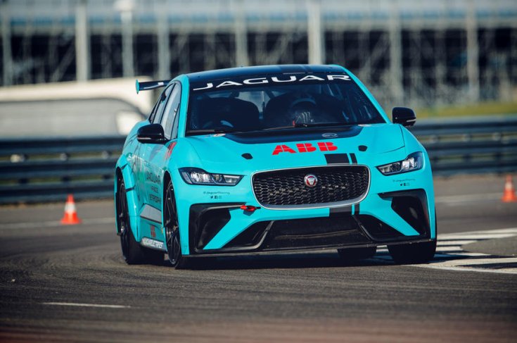 Jaguar I-Pace eTrophy versenyautó szemből