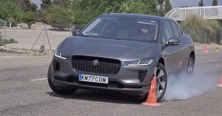 Jaguar I-Pace a jávorszarvas teszten, miközben elüt egy bólyát