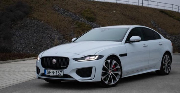 Jaguar XE oldalról fotózva