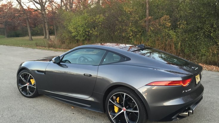 Szürke Jaguar F-Type R Coupe, oldalról, félig hátulról