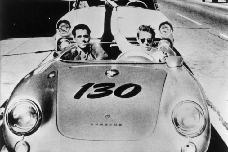 James Dean egy Porsche volánja mögött, elölről