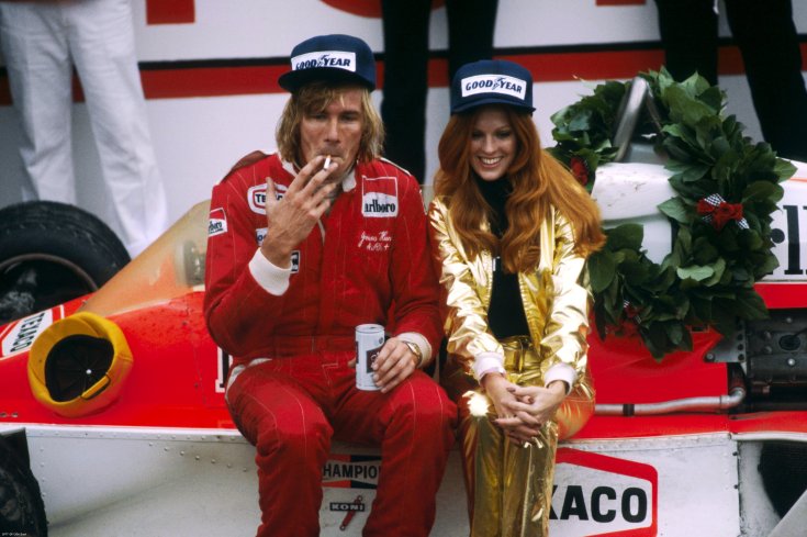 James Hunt cigarettázik