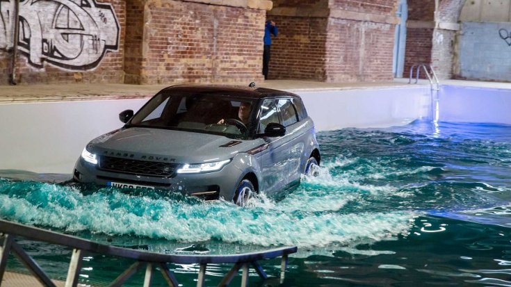 Range Rover Evoque vízben