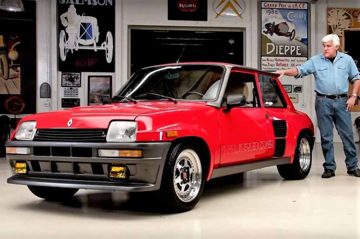Jay Leno egy Renault R5 Turbo2 mellett