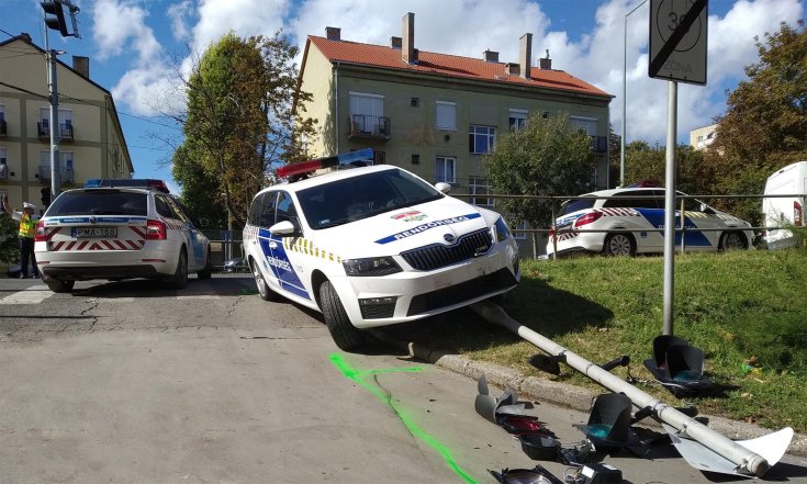 Jelzőlámpát kidöntő rendőrautó