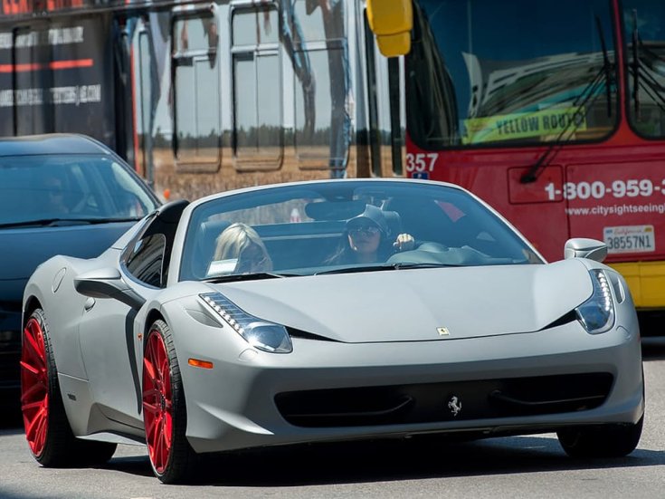 Kylie Jenner egy Ferrari volánja mögött féloldalról