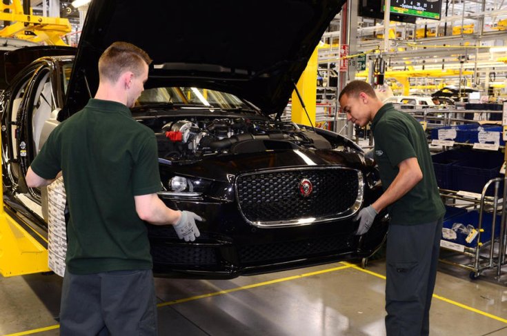Jaguar modell összeszerelés közben