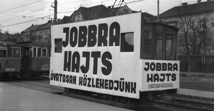 A „jobbra hajts” szabály bevezetésének táblája egy tömegközlekedési szerelvényen