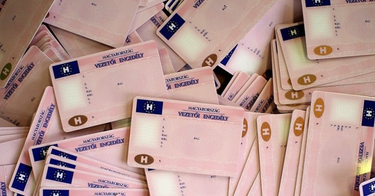 Magyarországon kiadott vezetői engedélyek egymásra dobálva