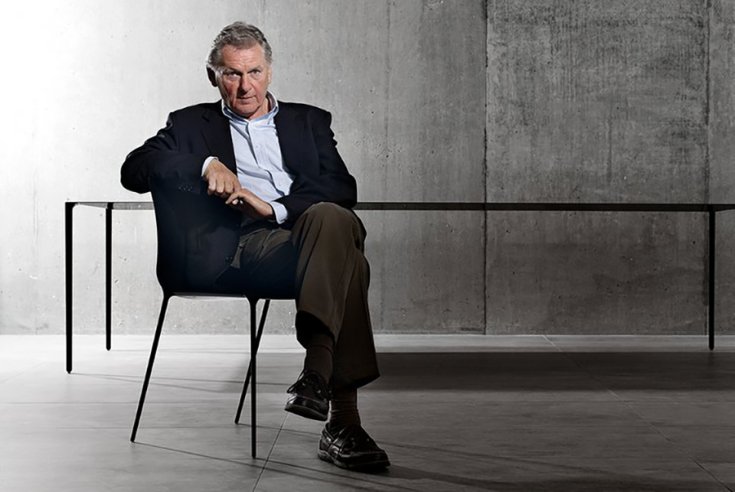 John Barnard egy széken ülve
