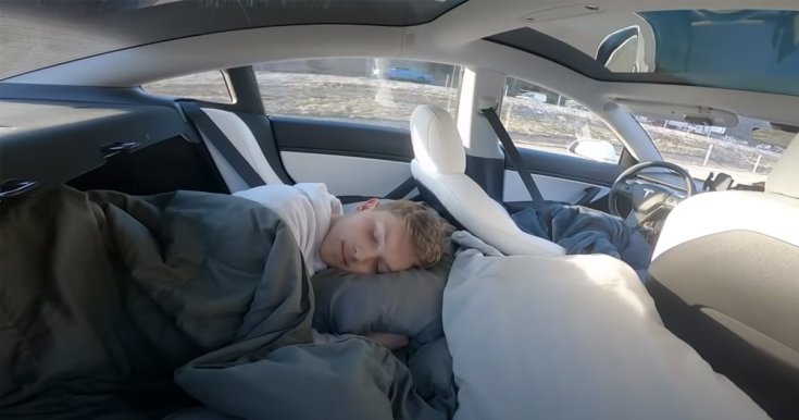 Johnathon Cook szunyókál egy Tesla Model 3 hátuljában